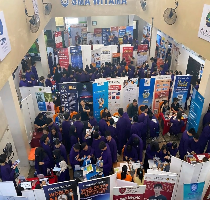 Siswa SMA Witama Nasional Plus antusias mengunjungi stan institusi pendidikan yang mengikuti Education Fair di SMA Witama Nasional Plus Jalan Tanjung Datuk Pekanbaru, Jumat (3/10/2025).