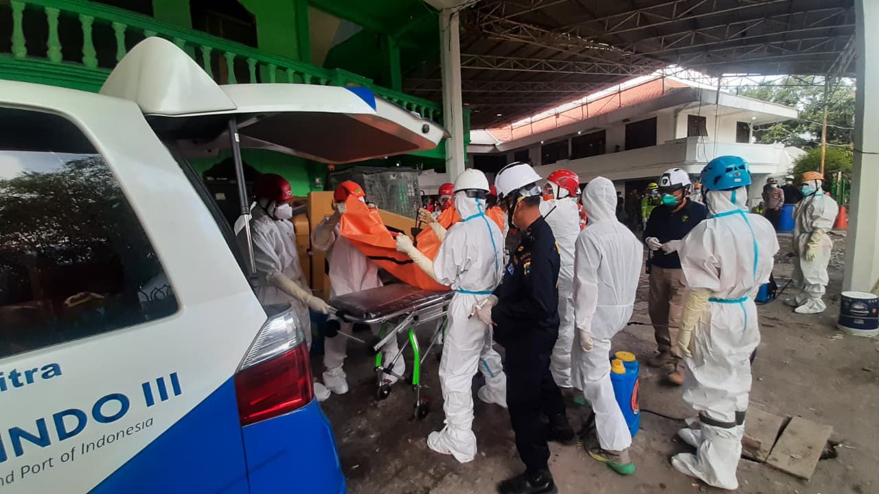 Tim SAR gabungan memasukan kantong berisi jenazah korban ke dalam ambulance atas insiden ambruknya musala Al Khoziny, Buduran, Kabupaten Sidoarjo, Jawa Timur, Ahad (5/10/2025).