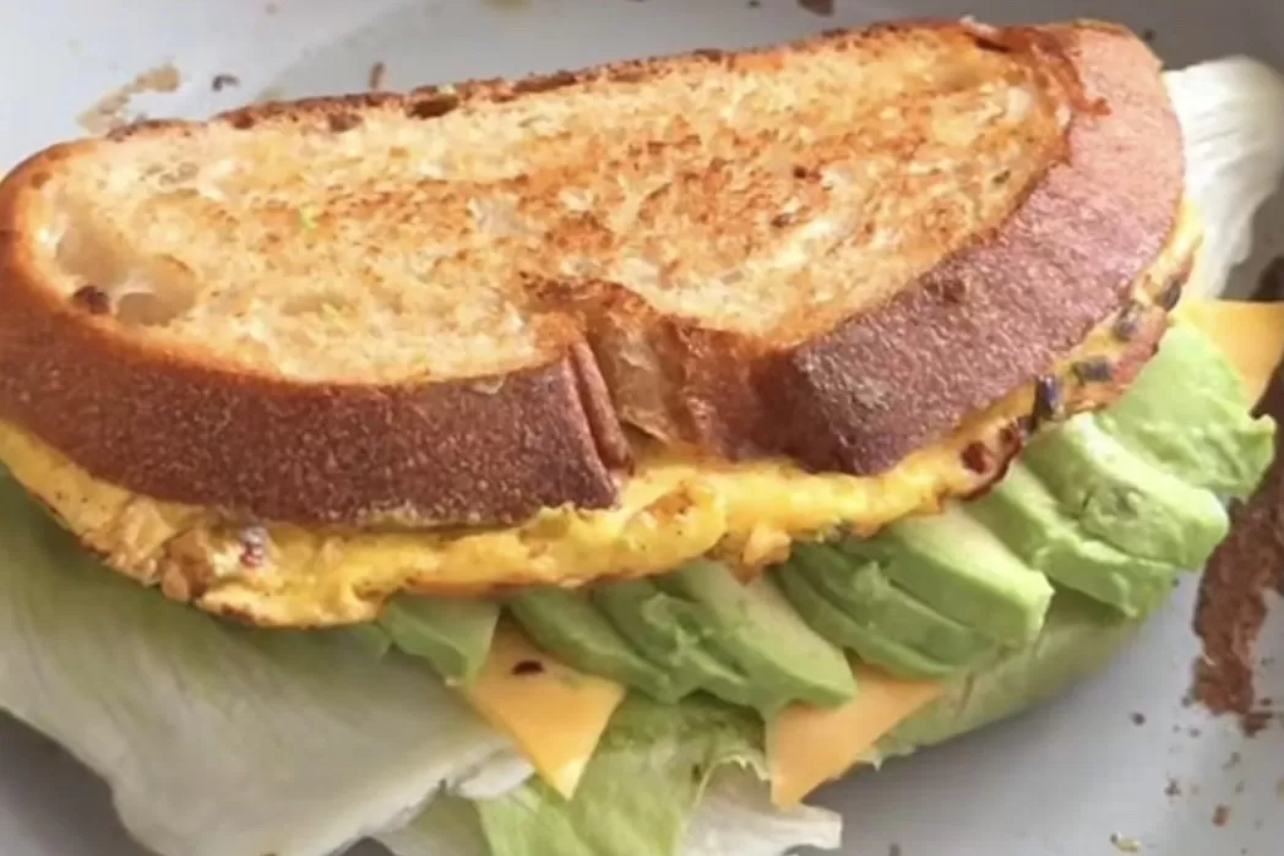 Menu sarapan egg sourdough sandwich yang praktis dibuat.