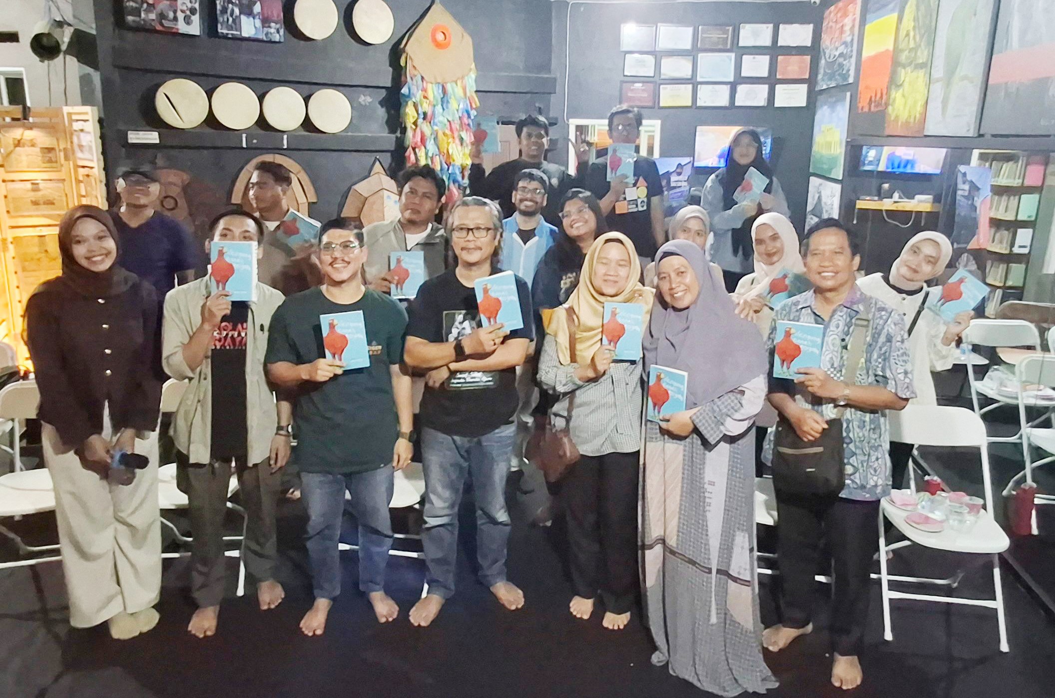 Kepala Suku Seni, Marhalim Zaini (tengah) foto bersama para pembicara dan peserta dalam diskusi tentang buku kumpulan puisi Iyut Fitra, Dengung Tanah Goyah, di Suku Seni, Kampar, Selasa (23/9/2025)