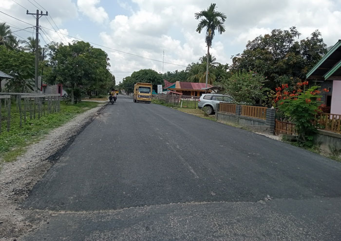 Ruas jalan Desa Teratak Air Hitam Kecamatan Sentajo Raya, yang baru di perbaiki dan di aspal, bakal dipasang portal, Ahad (5/10/2025).