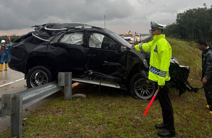 Petugas kepolisian saat berada di lokasi kecelakaan.