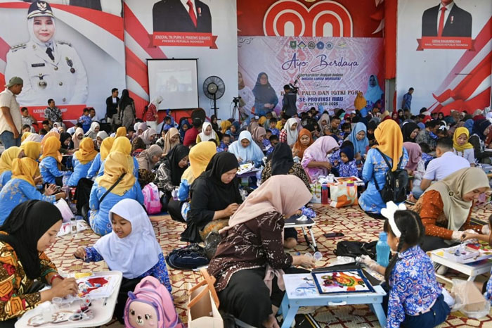 Suasana perlombaan membatik bersama berdaya anak-anak PAUD dan TK di Lapangan Tugu Bengkalis, Ahad (5/10/2025).