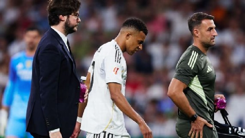 Kylian Mbapp&eacute; terpaksa keluar lapangan karena cedera pergelangan kaki setelah mencetak gol dalam kemenangan Real Madrid atas Villarreal