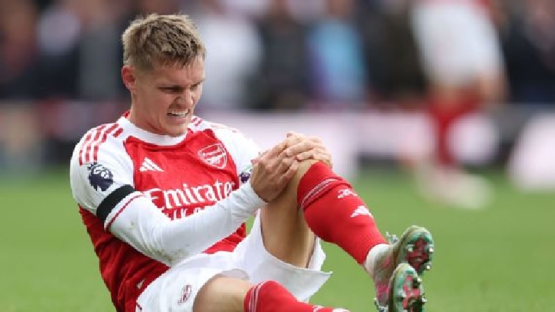Martin Odegaard terpaksa keluar lapangan karena cedera lutut dalam pertandingan Arsenal melawan West Ham.