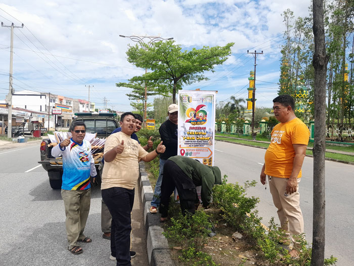 Ketua Panitia Pacu Jalur HUT Kuansing, Andi Cahyadi dan anggota melakukan pemasangan bener pacu jalur HUT Kuansing, Sabtu (4/10/2025) kemarin.