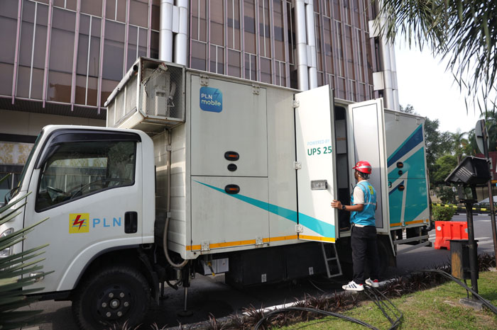 Petugas PLN melakukan pengecekan menyeluruh terhadap jaringan, gardu, serta peralatan pendukung seperti genset dan UPS 250 kVA.