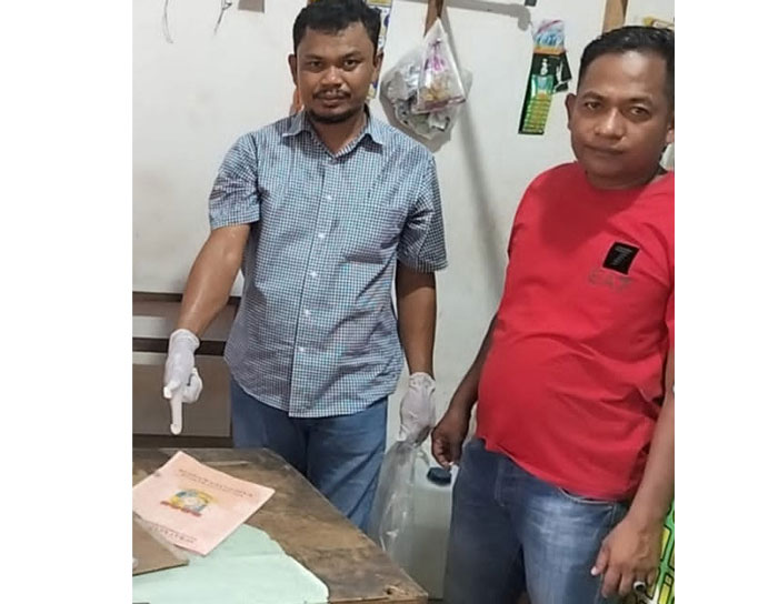 Tim Polsek Kampar melakukan pencarian barang bukti di sekitar lokasi kejadian di Desa Sendayan, Kecamatan Kampar Utara, Kabupaten Kampar, Sabtu (4/10/2025).