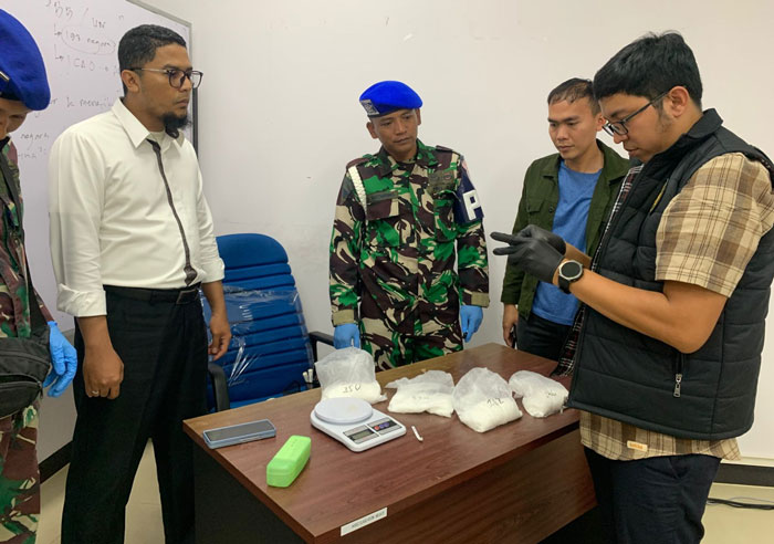 Petugas gabungan gagalkan upaya penyelundupan narkotika jenis sabu di Bandara Internasional SSK II Pekanbaru, Sabtu Sabtu (4/10/2025) malam.