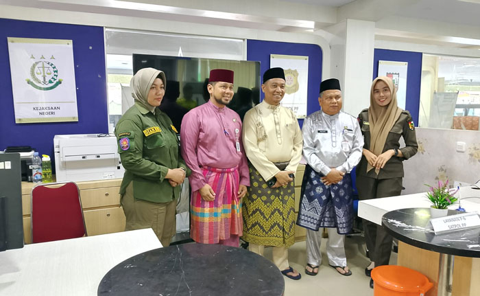 Wawako Pekanbaru, Markarius Anwar saat meninjau loket pelayanan di MPP Kota Pekanbaru