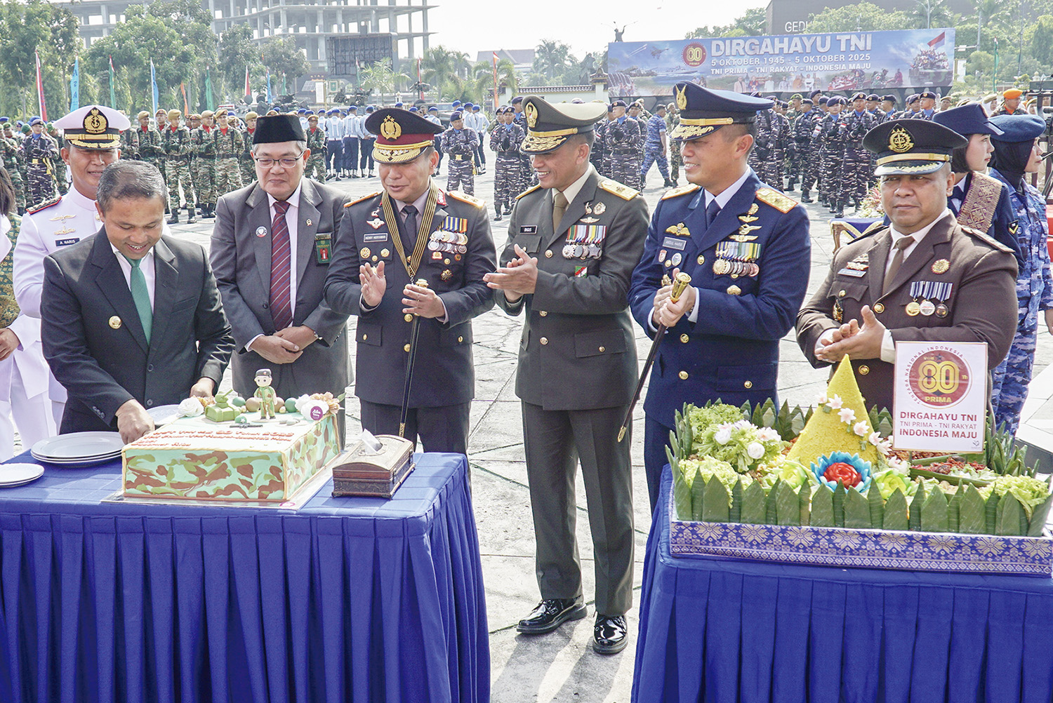 Gubernur Riau Abdul Wahid (dua kiri) memotong kue disaksikan Kapolda Riau Irjen Pol Herry Heriawan (empat kiri), Kasdam XIX Tuanku Tambusai Brigjen TNI Bagus Suryadi Tayo (tiga kanan), Danlanud RSN Marsma TNI Abdul Haris (dua kanan), dan Danlanal Dumai Ko