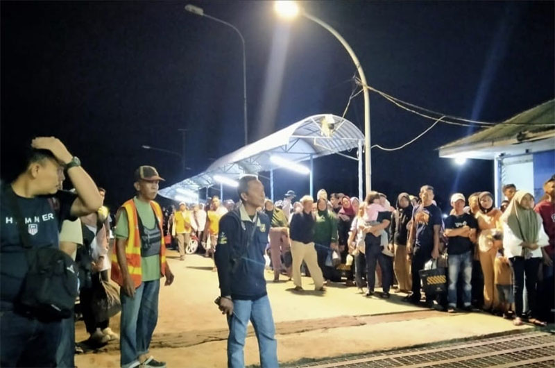 Ratusan masyarakat terjebak ngantre di dermaga Roro Sungai Selari-Pakning untuk menyeberang ke pulau Bengkalis, Ahad (5/10/2025) malan.