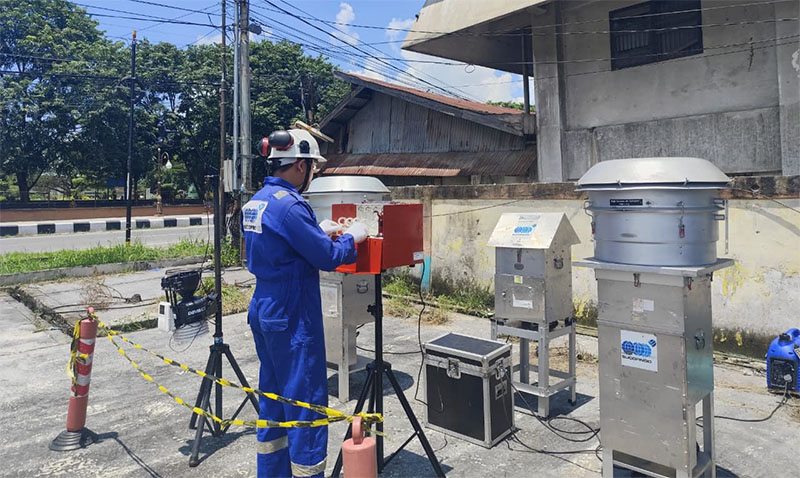 Perwira pertamina tengah melakukan pemantauan di lingkungan pemukiman warga.