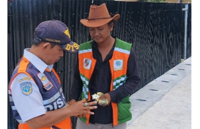 Petugas dishub Tengah menginterogasi oknum jukir diduga arogan kepada pengendara di Jalan Kartama, baru-baru ini.
