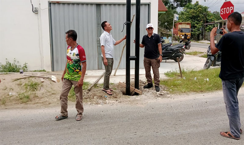 Dinas Perhubungan Kuansing melakukan pemasangan tiang portal di Simpang jalan Desa Teratak Air Hitam, Ahad (5/10/2025).