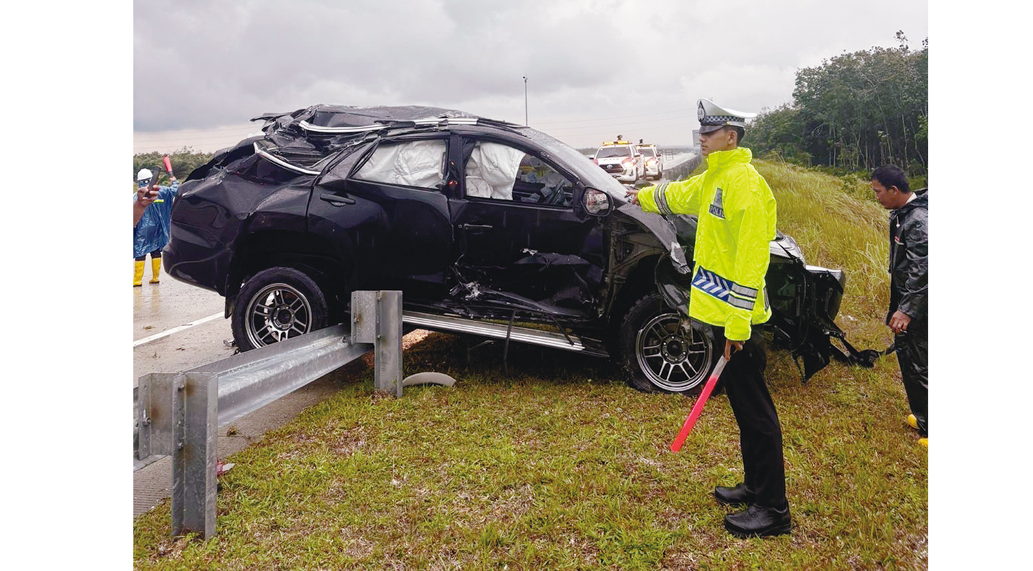 KECELAKAAN DI TOL: Petugas kepolisian berada di lokasi kecelakaan tunggal satu unit mobil SUV hitam di ruas jalan Tol Pekanbaru-Bangkinang arah gerbang Tol Sungai Pinang, Ahad (5/10/2025).