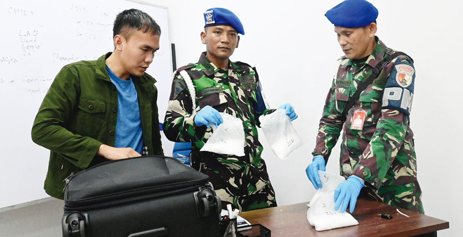 PERIKSA: Petugas gabungan menemukan sabu usai memeriksa koper milik calon penumpang pesawat di Bandara SSK II Pekanbaru, Sabtu Sabtu (4/10/2025) malam.