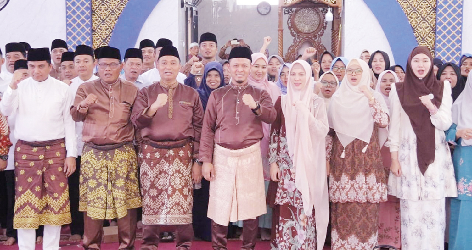 FOTO BERSAMA: Wako Pekanbaru Agung Nugroho didampingi Wawako Markarius Anwar dan Pj Sekko Zulhelmi Arifin serta Ketua TP PKK Pekanbaru Sulastri Agung dan jajaran foto bersama saat pembukaan MTQ di Kecamatan Rumbai Timur, akhir pekan lalu.