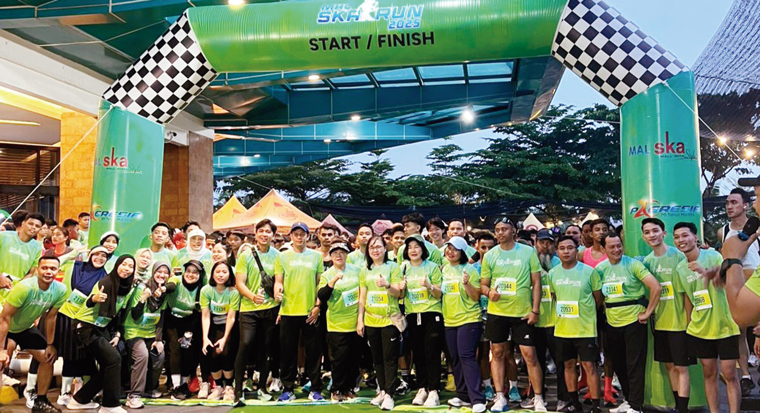 FOTO BERSAMA: Jajaran manajemen Mal SKA berfoto bersama sebelum pelepasan peserta Mal SKA Run 2025 di garis start yang digelar Ahad (5/10/2025).