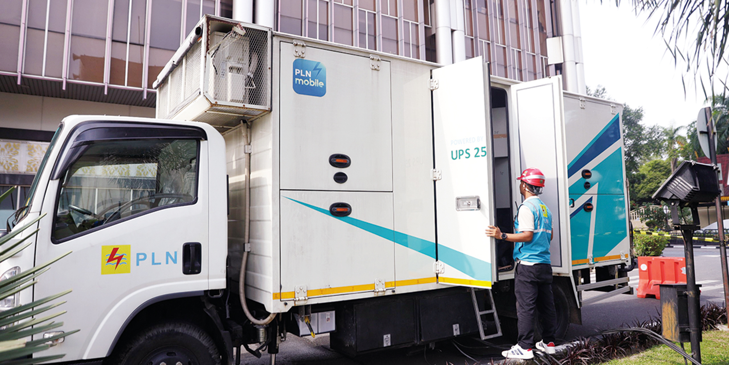lakukan pengecekan: Petugas PLN melakukan pengecekan menyeluruh terhadap jaringan, gardu, serta peralatan pendukung seperti genset dan UPS 250 kVA. Langkah ini dilakukan untuk menjamin suplai listrik tetap stabil selama acara HUT  ke-80 TNI di Pekanbaru,