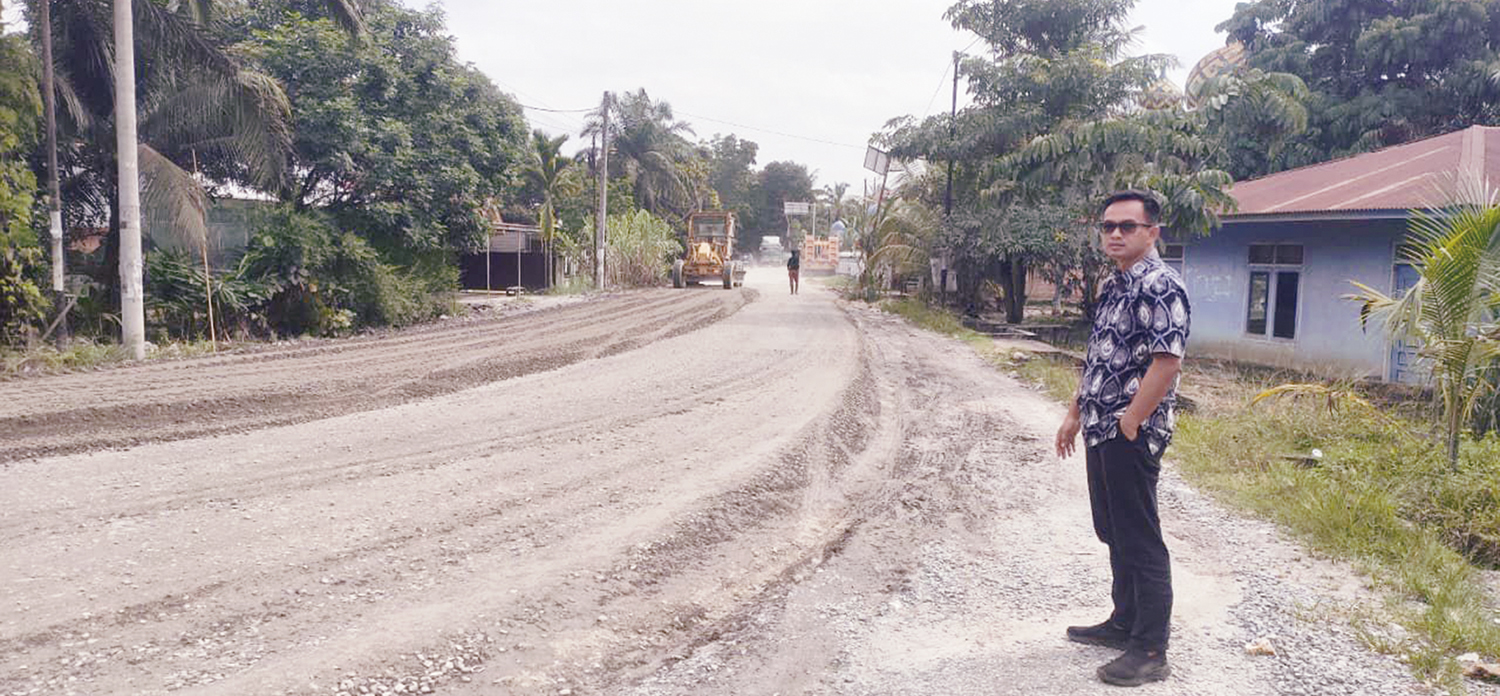 PERBAIKAN JALAN: Pemprov Riau melalui Dinas PUPR mulai melakukan perbaikan ruas jalan provinsi di Desa Pantai Cermin, Kabupaten Kampar, Sabtu (4/10/2025).