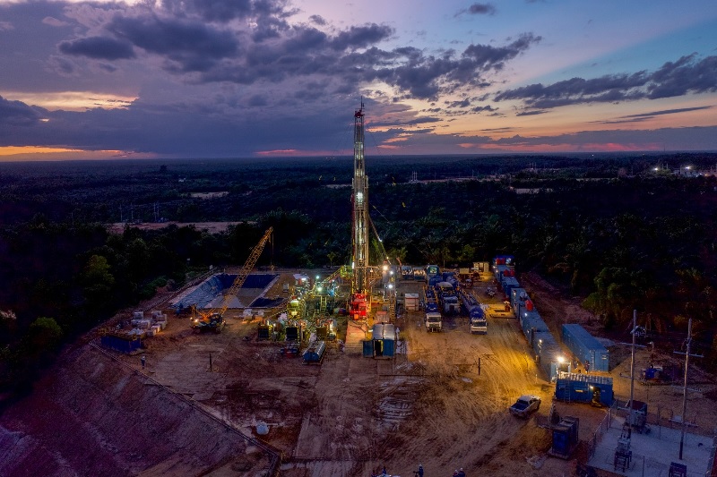 Rig pengeboran milik PT Pertamina Hulu Rokan (PHR) beroperasi non-stop di Blok Rokan, Riau, Senin (6/10/2025).