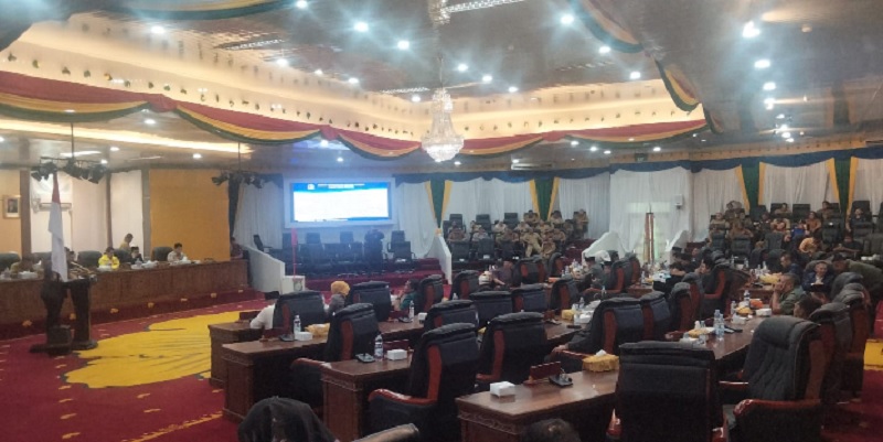 Ketua DPRD Kabupaten Kampar Ahmad Taridi memimpin rapat paripurna pengumuman perubahan Fraksi PPP-PKS menjadi Fraksi PPP di ruang rapat paripurna DPRD Kampar, Bangkinang, Senin (6/10/2025).