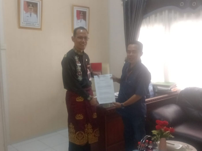 Ketua Konsulat Cabang FSPMI Kuantan Singingi, Jon Hendri SE, menyerahkan usulan UMK 2026 pada Kadis Naker Kuansing, Jhon Pitte Alsi SIP, Senin (6/10/2025).