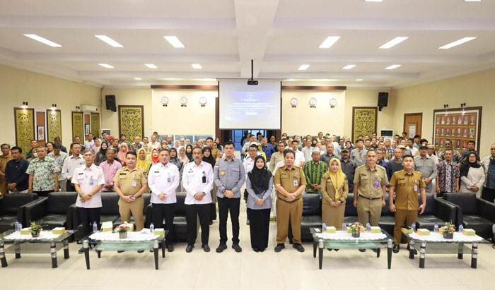 Kakanwil Kemenkum Riau Rudy Hendra Pakpahan (tengah), Kakanwil Ditjen Pemasyarakatan Riau Maizar, Kakanwil Ditjen Imigrasi Riau Agung Rianto berfoto bersama di Aula Ismail Saleh Kanwil Kemenkum Riau.