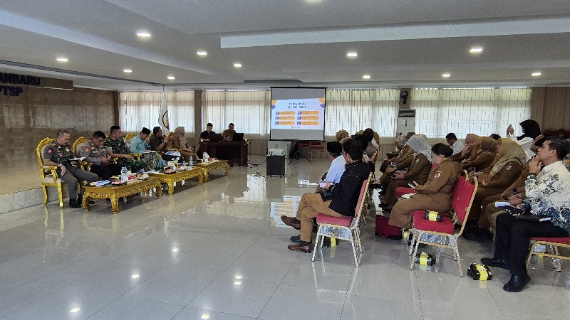 Foto bersama saat kegiatan Rakor Pemerintah Kota (Pemko) Pekanbaru melalui Dinas Sosial Pekanbaru.