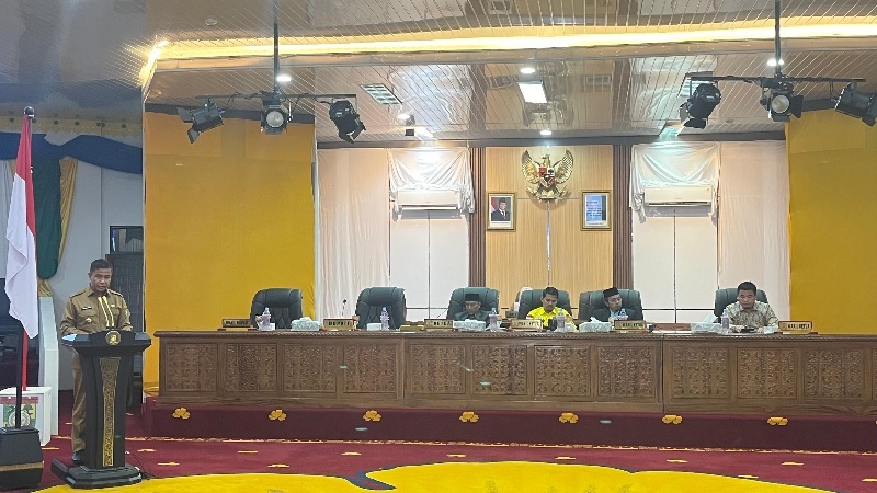 Bupati Kampar Ahmad Yuzar menyampaikan rancangan KUA-PPAS 2026 dalam rapat paripurna di Gedung DPRD Kabupaten Kampar, Senin (6/10/2025).