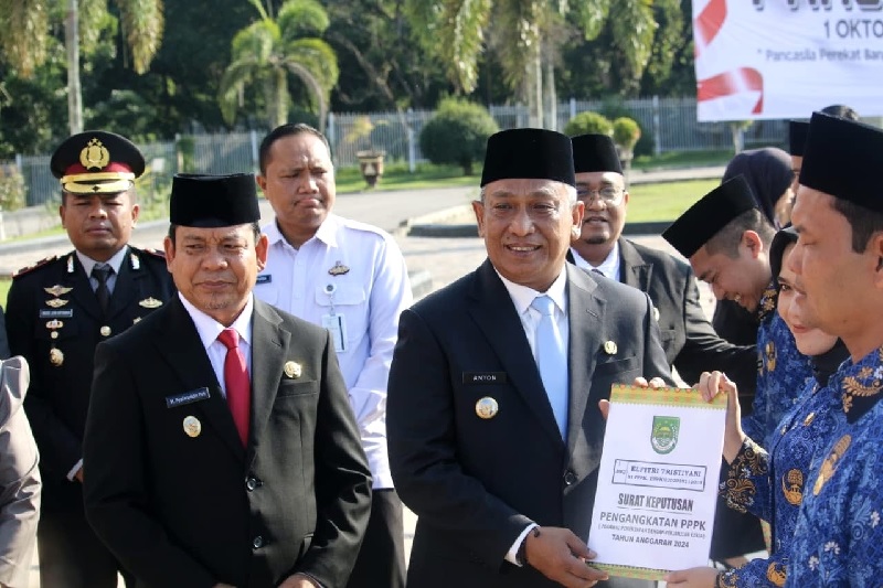 Bupati Rohul Anton didampingi Wabup H Syafaruddin Poti menyerahkan SK pengangkatan PPPK Tahap II Tahun 2024 secara simbolis usai menjadi Irup peringatan Hari Kesaktian Pancasila tingkat kabupaten..