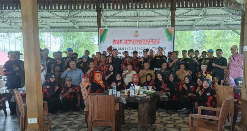Kepala desa, Lurah bersama pemuka masyarakat foto bersama saat membentuk forum komunikasi, Senin (6/10/2025)