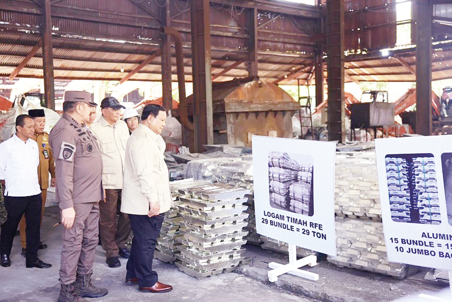 Presiden Prabowo Subianto meninjau langsung penyitaan total enam smelter ilegal yang terbukti terlibat dalam pelanggaran hukum terkait kegiatan penambangan tanpa izin di kawasan konsesi PT Timah Tbk, Bangka Belitung, Senin (6/10/2025).
