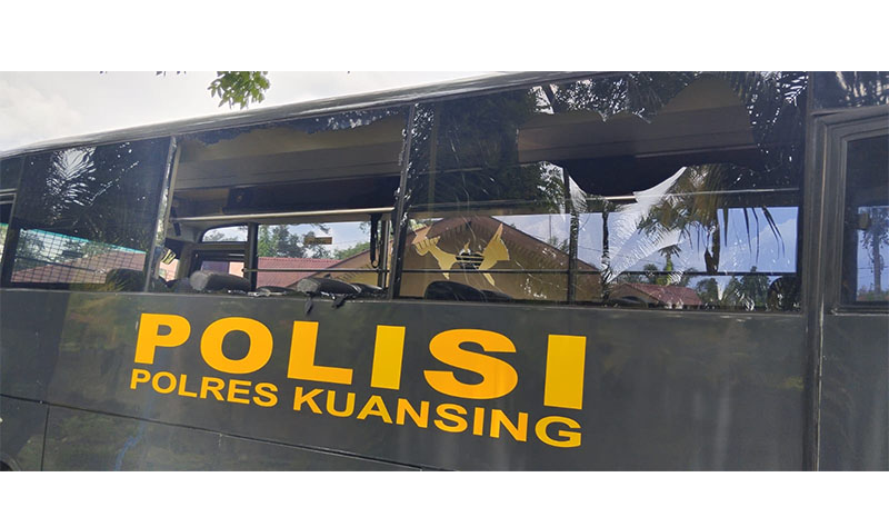 Mobil dinas Kapolres Kuansing, AKBP Raden Ricky Pratidiningrat dan bus Polres Kuansing, rusak akibat lemparan batu oleh massa saat operasi penertiban PETI, Selasa (7/10/2025).