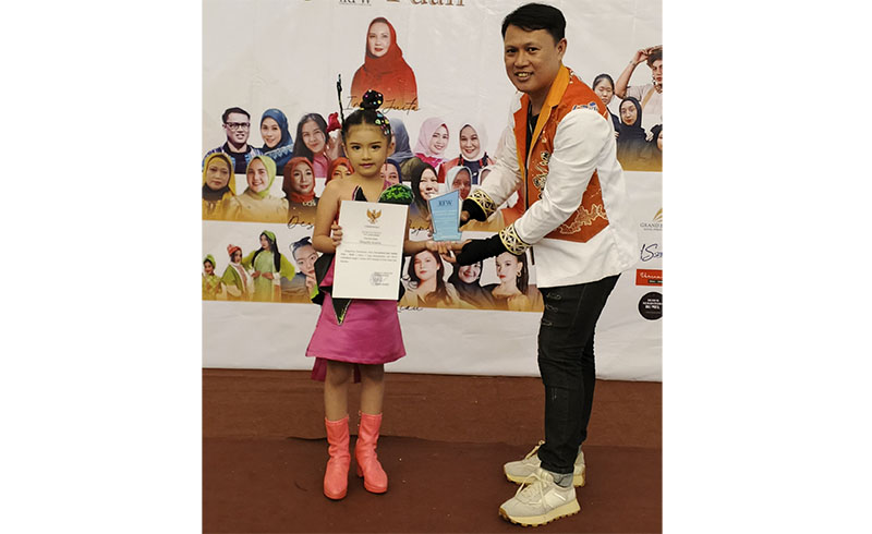 Shaqilla Azzahra meraih dua penghargaan IRFW dan Fashion Show Kids Hari Batik Nasional 2025 baru-baru ini di Pekanbaru.