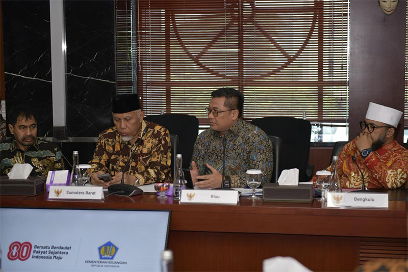 Sekdaprov Riau Syahrial Abdi saat mengikuti pertemuan dengan Menteri Keuangan di Jakarta, Selasa (7/10/2025).