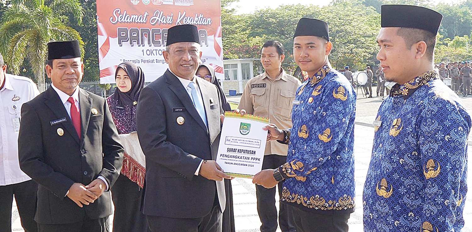 MENYERAHKAN SK: Bupati Rohul Anton ST MM didampingi Wabup Rohul H Syafaruddin Poti SH MM menyerahkan SK 529 PPPK tahap II kepada perwakilan setelah upacara peringatan Hari Kesaktian Pancasila tingkat kabupaten di halaman Kantor Bupati, Senin (6/10/2025).