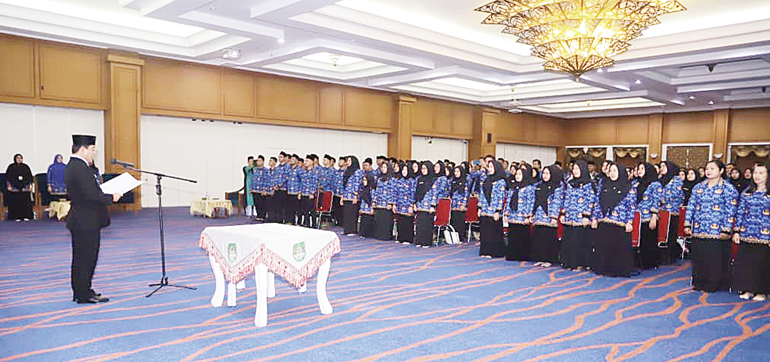 LANTIK PPPK: Wabup Rohul H Syafaruddin Poti SH MM melantik dan mengambil sumpah jabatan fungsional terhadap 150 PPPK tahap II di Convention Hall Islamic Center Pasirpengaraian, Senin (6/10/2025) petang.