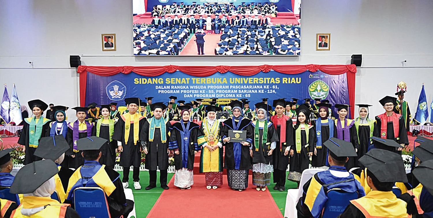 FOTO BERSAMA: Rektor Unri Prof Dr Sri Indarti SE MSi foto bersama para wisudawan terbaik usai prosesi wisuda, Senin (6/10/2025).