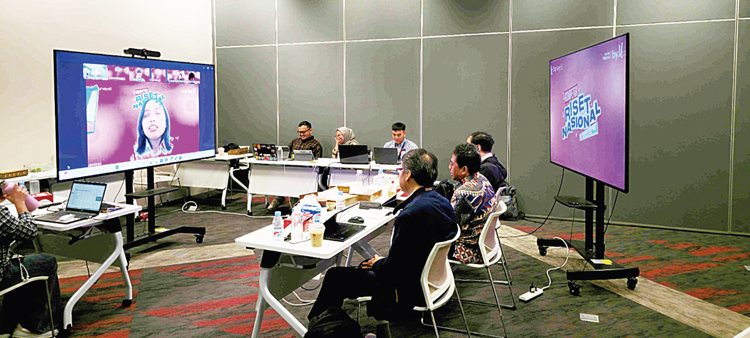 berikan penjelasan: Salah satu finalis memberikan penjelasan terkait penelitiannya di hadapan dewan juri melalui zoom meeting, baru-baru ini.