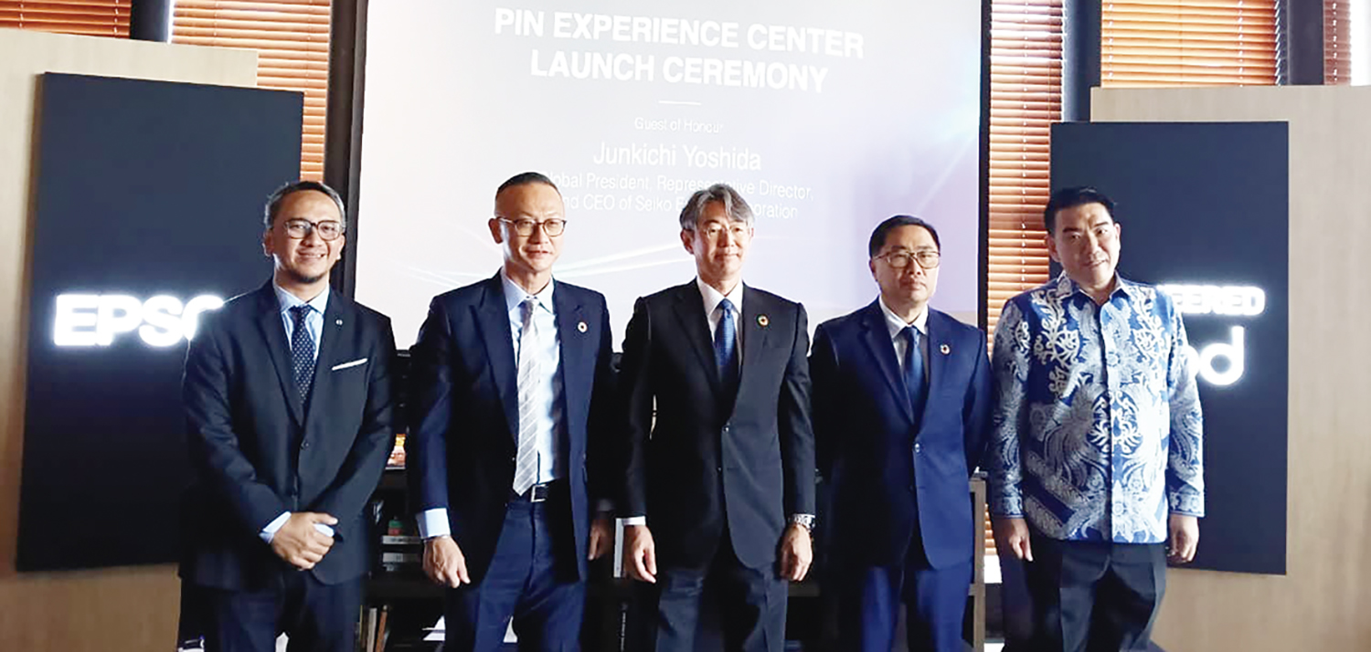 Foto bersama: Jajaran Manajemen PT Epson Indonesia dan Pasifik Internusa (PIN) foto bersama pada peluncuran PIN Experience Center di The Orient Jakarta, Senin (6/10/2025).&nbsp;