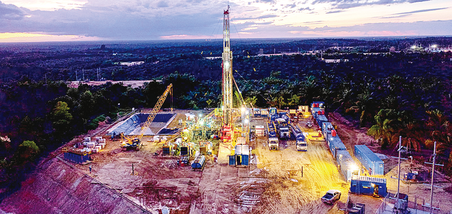 beroperasi non-stop: Rig pengeboran milik PT Pertamina Hulu Rokan (PHR) beroperasi non-stop di Blok Rokan, Riau, Senin (6/10/2025). Proyek new waterflood atau injeksi air baru yang perdana diimplementasikan pasca-alih kelola berhasil menyumbang tambahan p