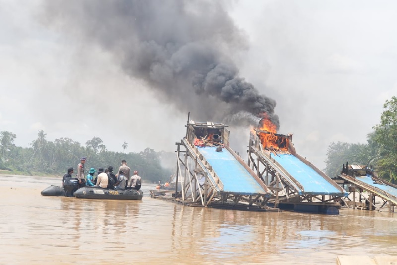 Bupati Kuansing H Suhardiman Amby bersama tim gabungan melakukan operasi penertiban PETI di aliran Sungai Kuantan Desa Pulau Bayur Kecamatan Cerenti, Selasa (7/10/2025).