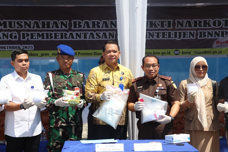 Badan Narkotika Nasional Provinsi (BNNP) Riau melakukan pemusnahan barang bukti narkotika golongan I jenis sabu dan pil ekstasi.