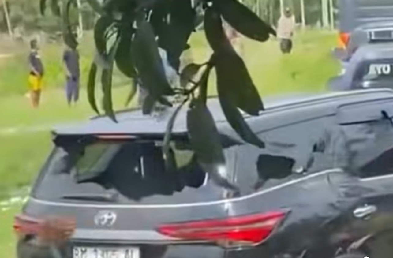 Tangkapan layar kaca mobil rombongan Bupati Kuansing dan Kapolres pecah usai dilempari massa saat turun langsung menertibkan PETI di wilayah Cerenti, Kuansing, Selasa (7/10/2025).