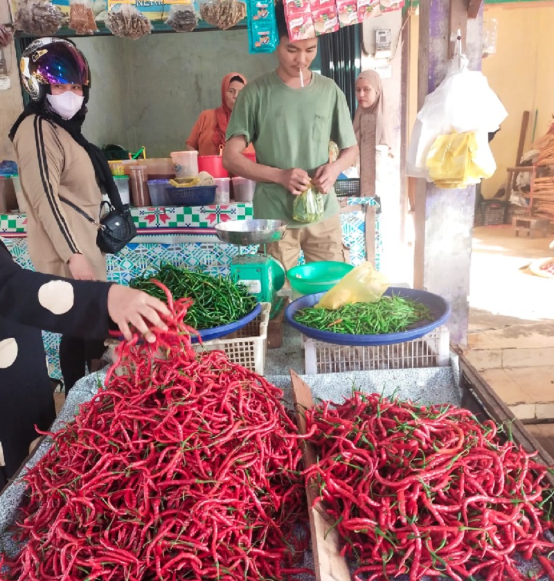Harga cabai merah keriting asal Sumbar di pasar tradisional Bengkalis masih sangat tinggi mencapai Rp100 ribu per kg, Selasa (7/10/2025).