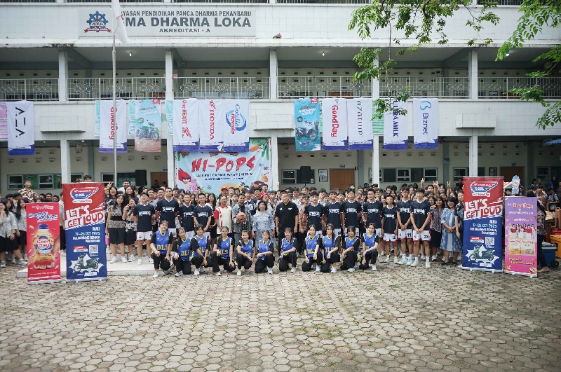 Perwakilan sponsor, ajelis guru, tim basket putra, dan tim dance SMA Dharma Loka Pekanbaru foto bersama saat acara Roadshow Honda DBL with Kopi Good Day 2025 Riau di SMA Dharma Loka Pekanbaru, Selasa.