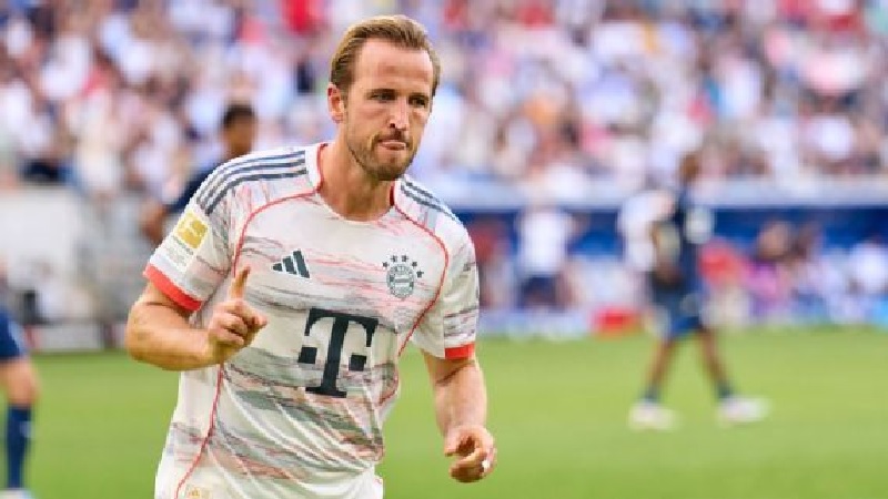 Harry Kane mengangkat trofi mayor pertamanya dalam kariernya ketika Bayern Munchen menjuarai Bundesliga musim lalu.