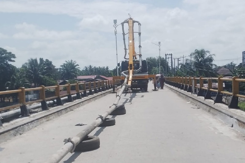 Penutupan total jembatan diperpanjang selama sepekan hingga 15 Oktober 2025. Kondisi lantai Jembatan Sungai Rokan di Kecamatan Ujung Batu yang sebelumnya miring terlihat sudah rata seperti semula.